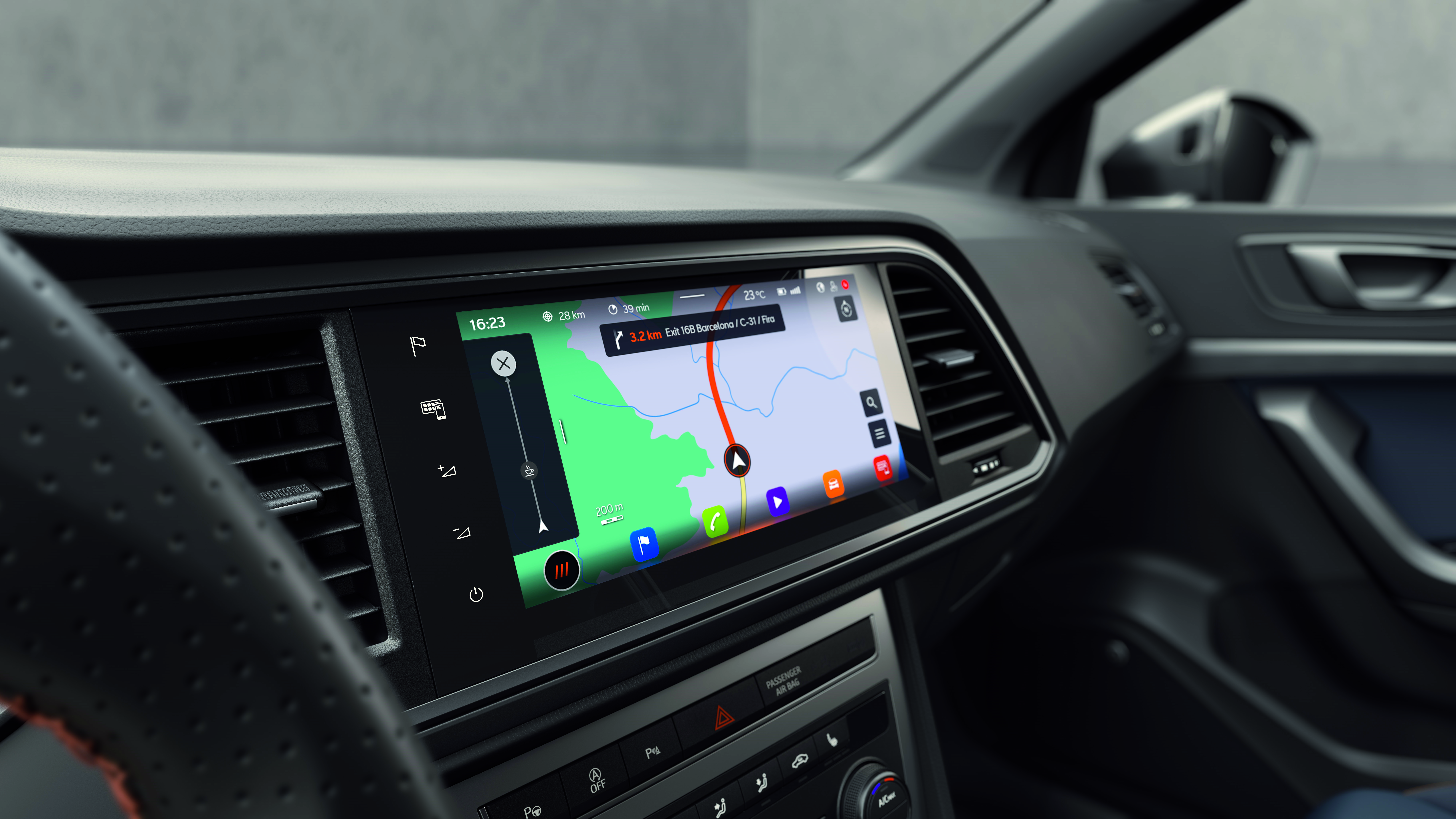 Gros plan sur le système Navi 9,2 » de la CUPRA Ateca, qui présente une navigation entièrement en ligne avec une cartographie claire et détaillée pour un guidage routier précis. 