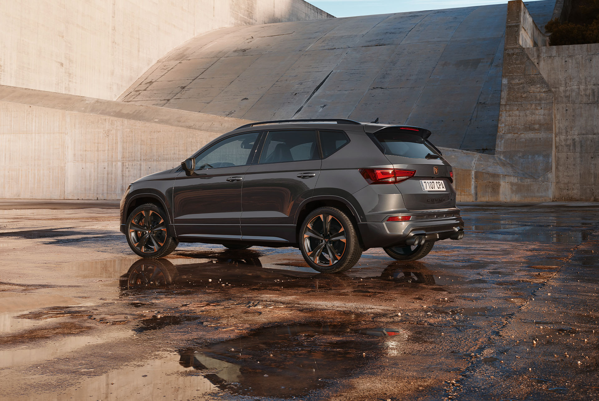 Vue arrière de la CUPRA Ateca, mettant en évidence la qualité, l'espace et le design extérieur moderne. 