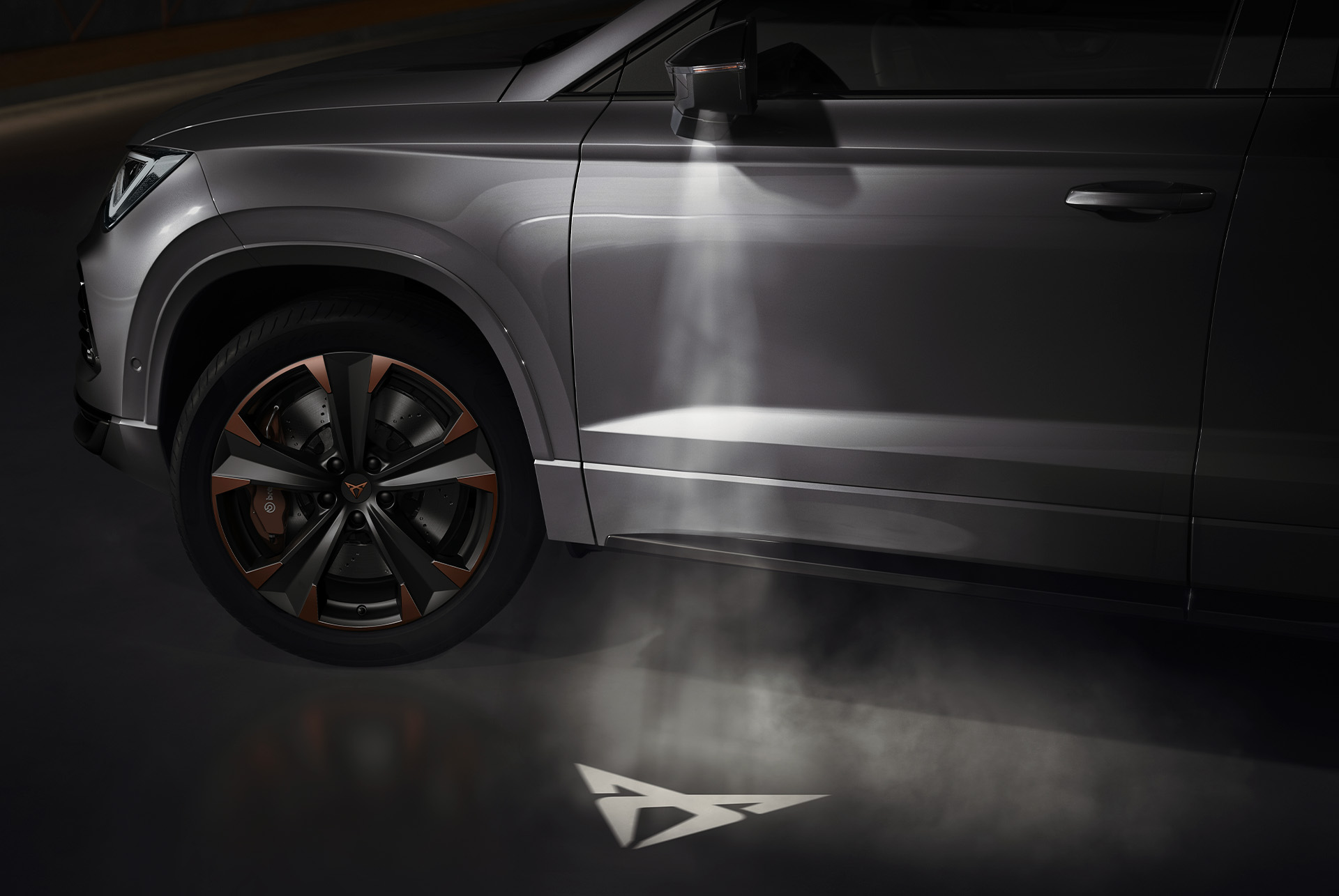 Le logo CUPRA projeté sur le sol de la CUPRA Ateca, représentant le lien avec la CUPRA Tribe. 