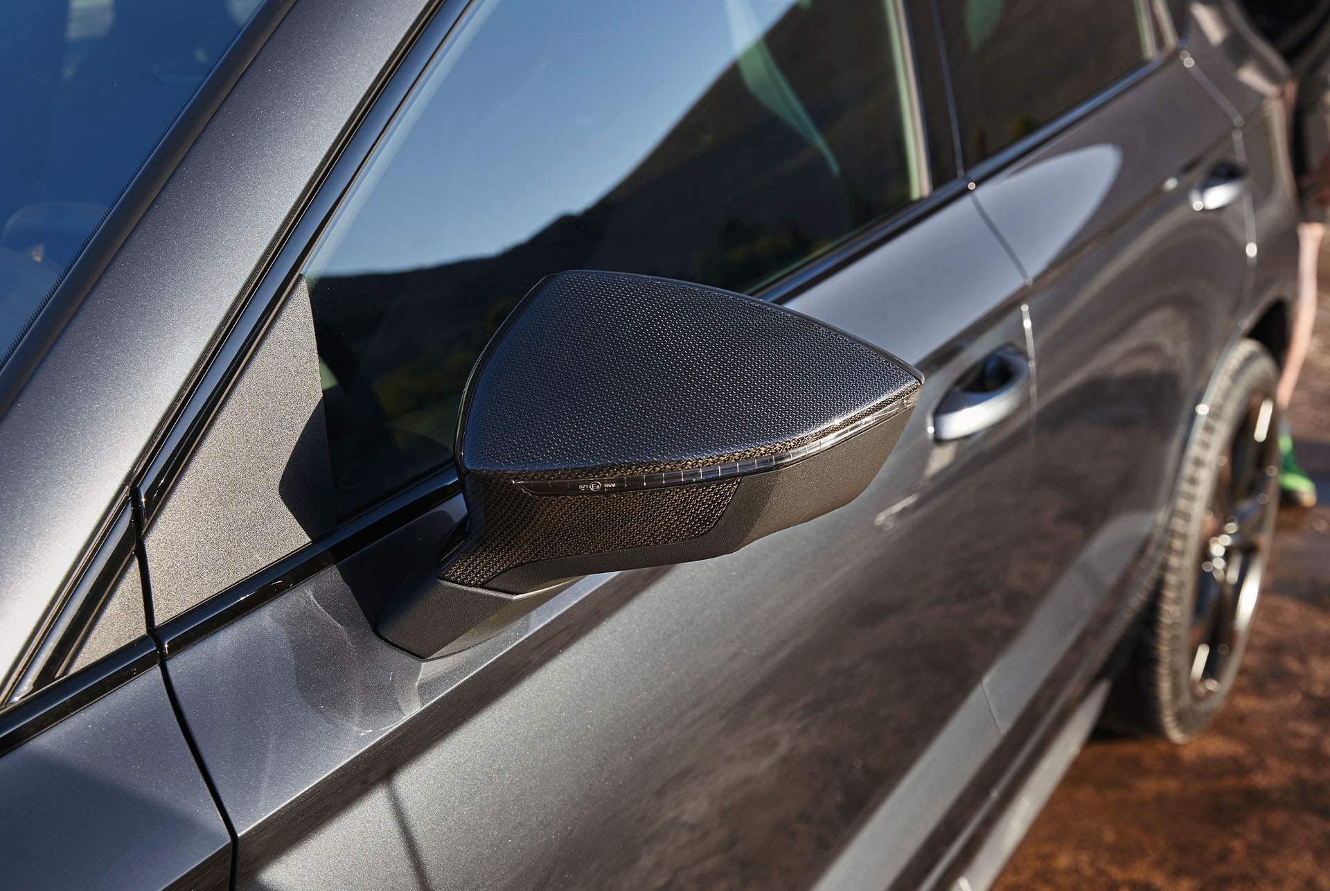 Gros plan sur les boîtiers de rétroviseurs en fibre de carbone cuivrée de la CUPRA Ateca, qui ajoutent une touche premium et raffinée au design.