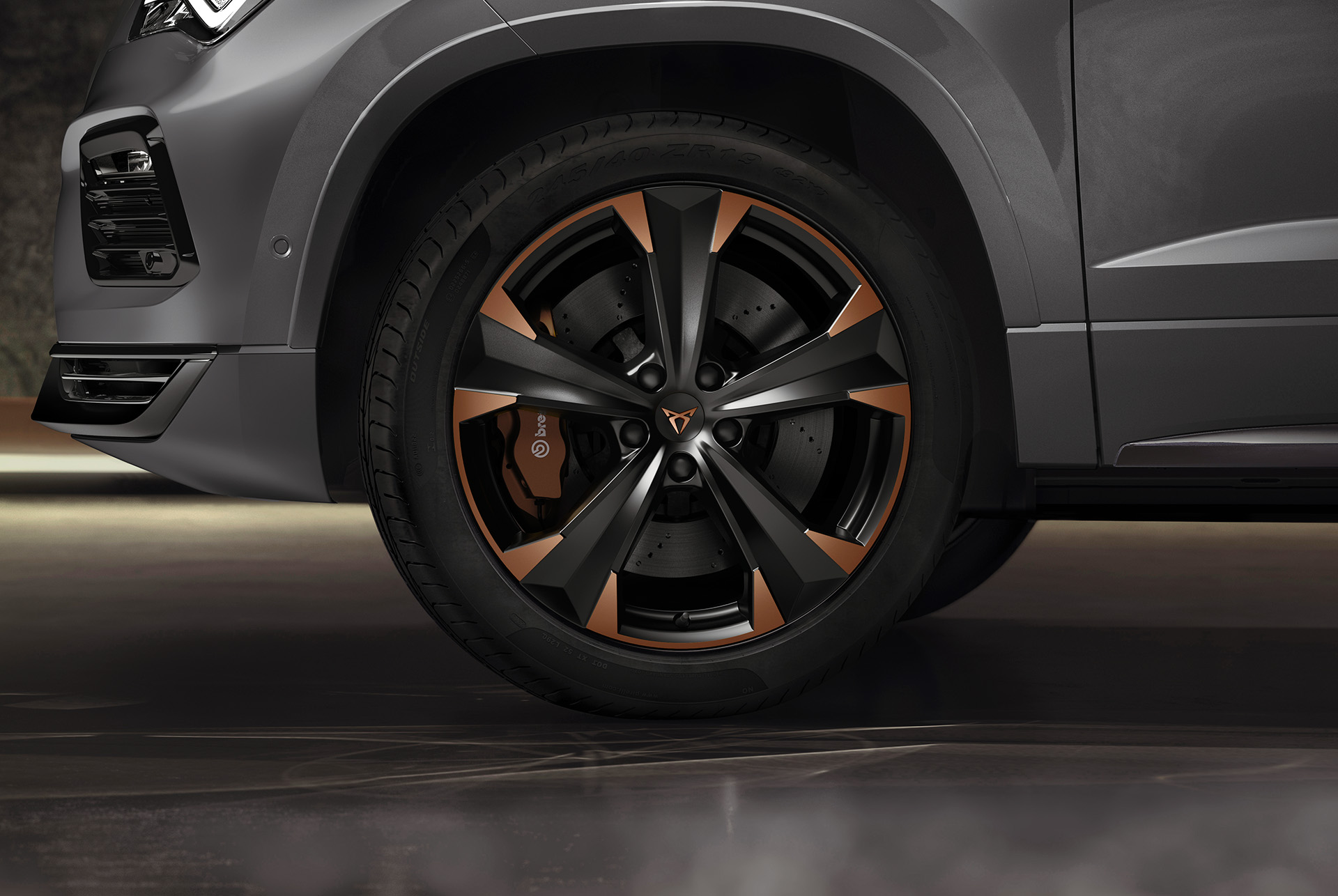 Gros plan sur les freins performants de la CUPRA Ateca, équipés d'étriers Brembo, qui offrent une puissance de freinage primée. 