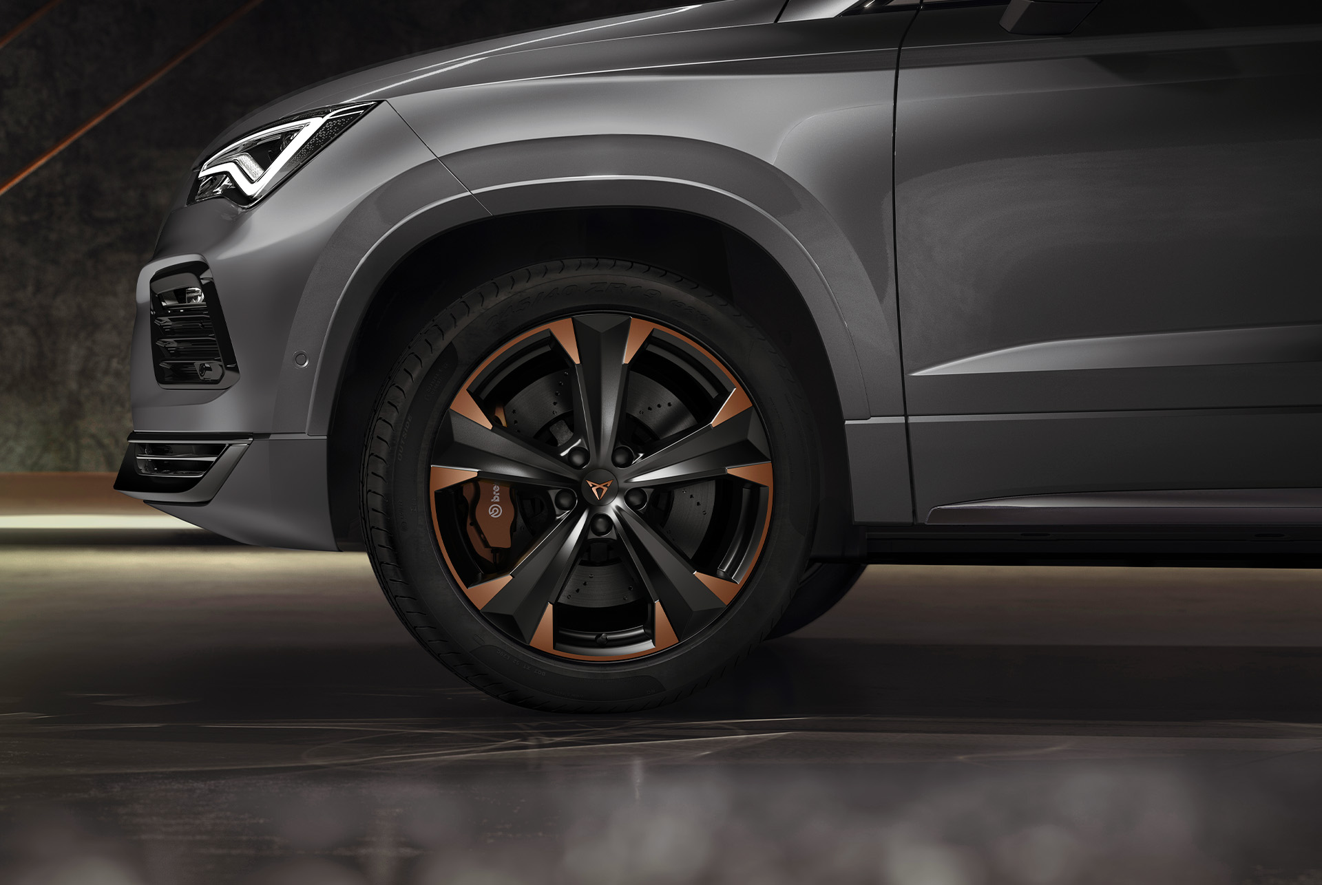 : Gros plan sur les jantes sport exclusives de 19 pouces en noir et copper de la CUPRA Ateca, qui soulignent son design fort et dynamique.