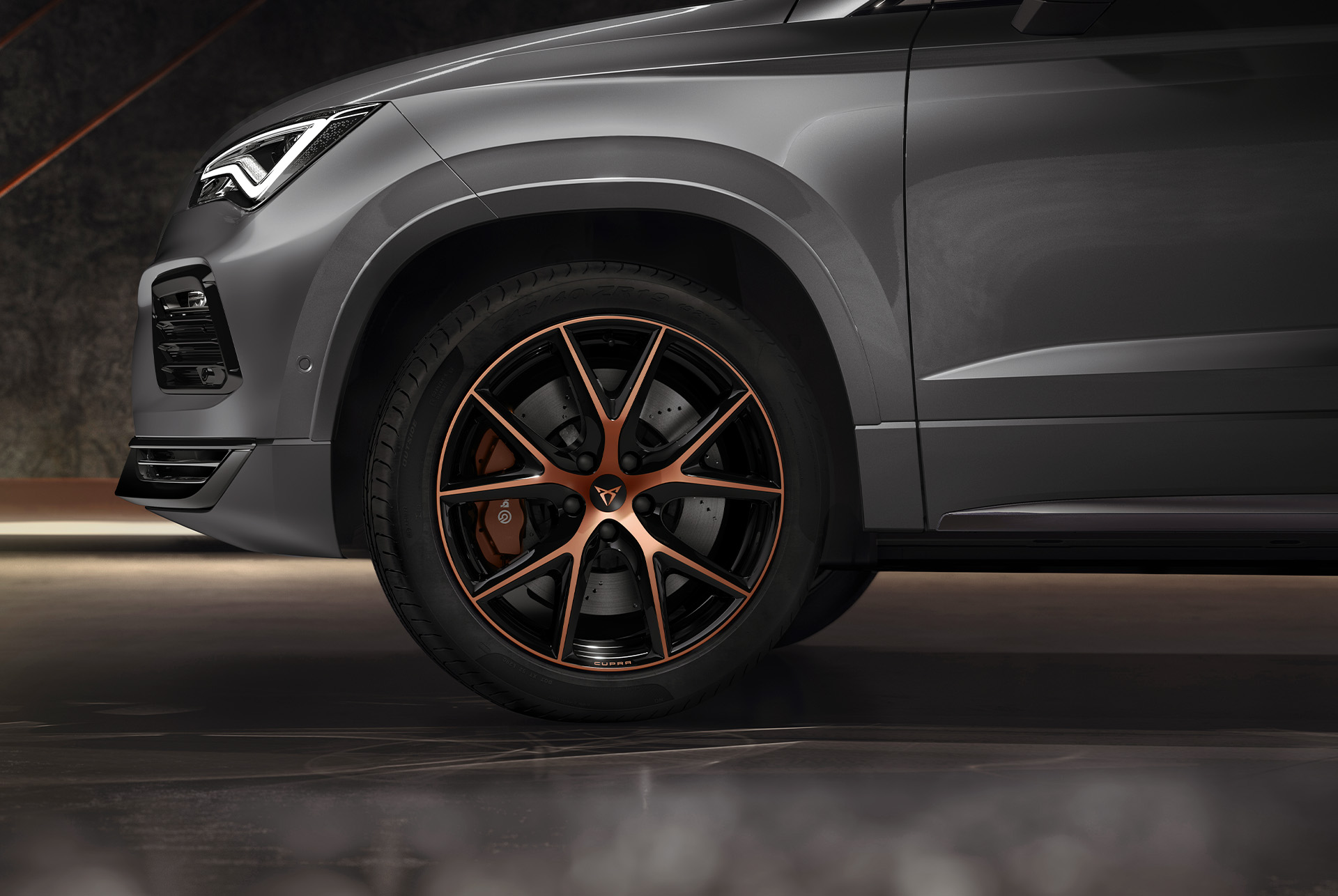 Vue rapprochée des jantes sport R exclusives de 19 pouces en noir et copper sur la CUPRA Ateca, mettant en valeur le design dynamique et haut de gamme.