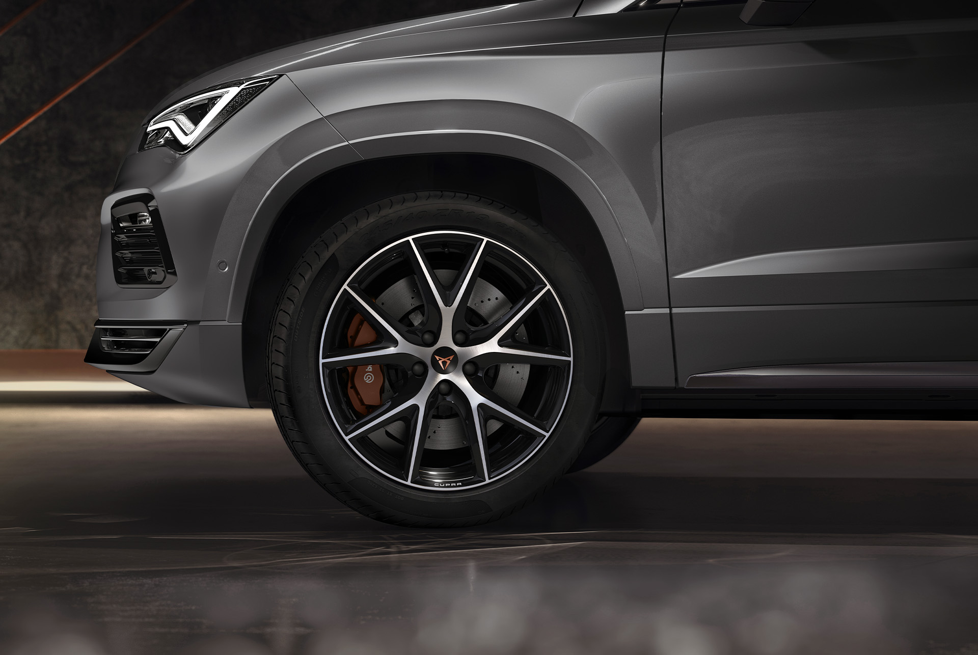 Vue rapprochée des jantes sport R exclusives de 19 pouces en noir et argent sur la CUPRA Ateca, au design élégant et sportif.