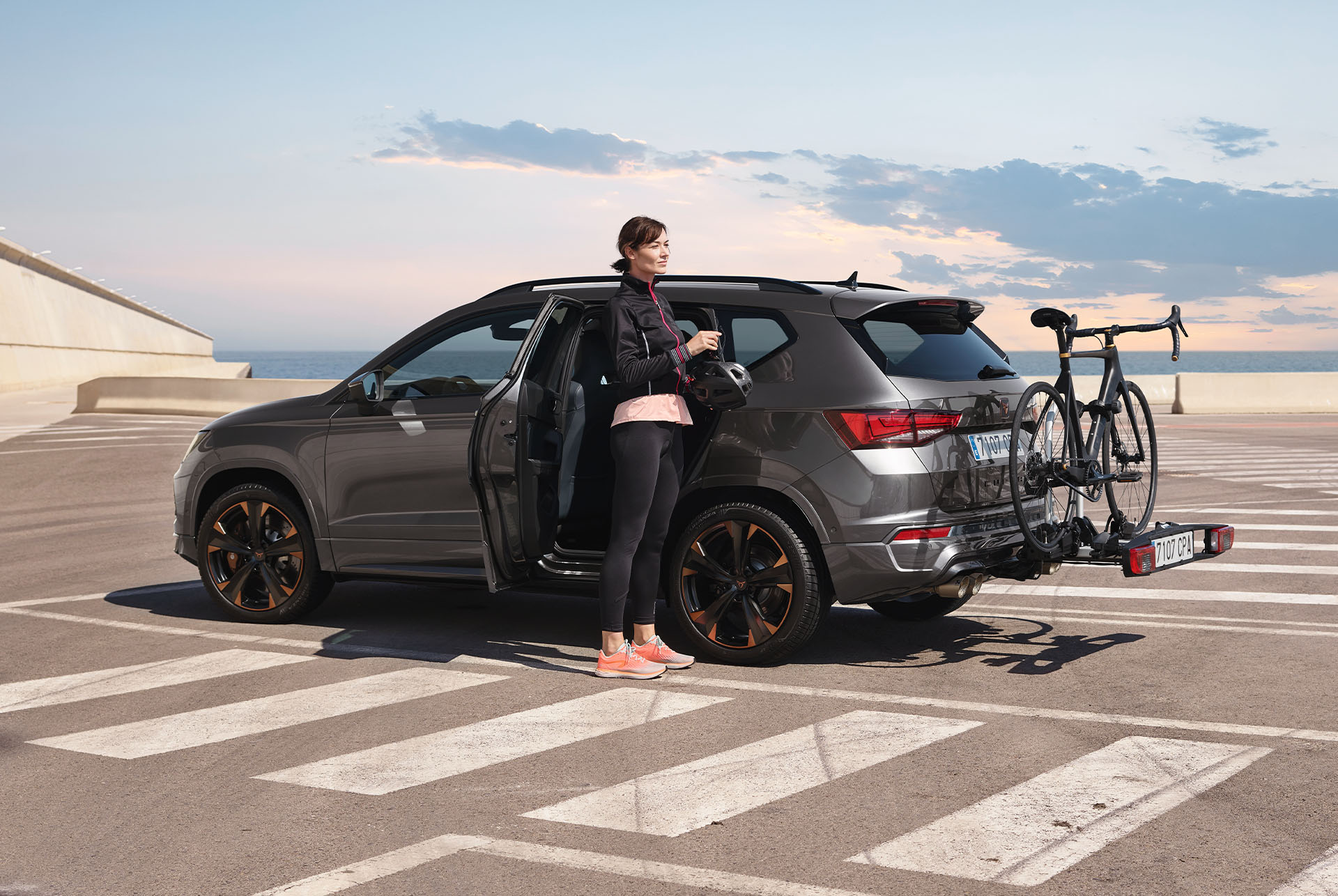 La CUPRA Ateca est équipée d'un nouveau porte-vélos qui peut accueillir jusqu'à deux vélos et qui met en valeur les capacités d'aventure en plein air. 