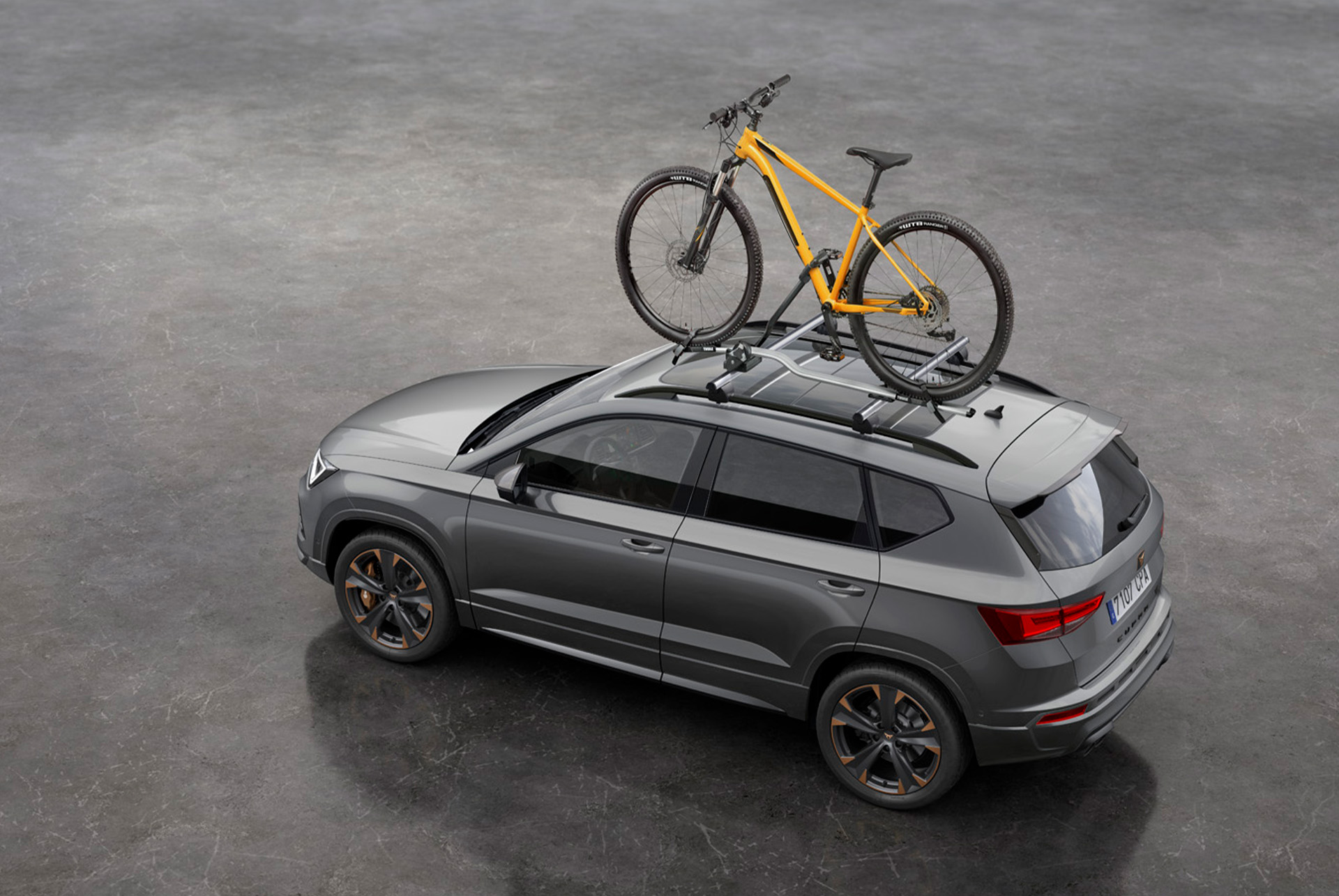 CUPRA Ateca équipée d'un porte-vélos de toit spécialement conçu, prête à partir à l'aventure. 