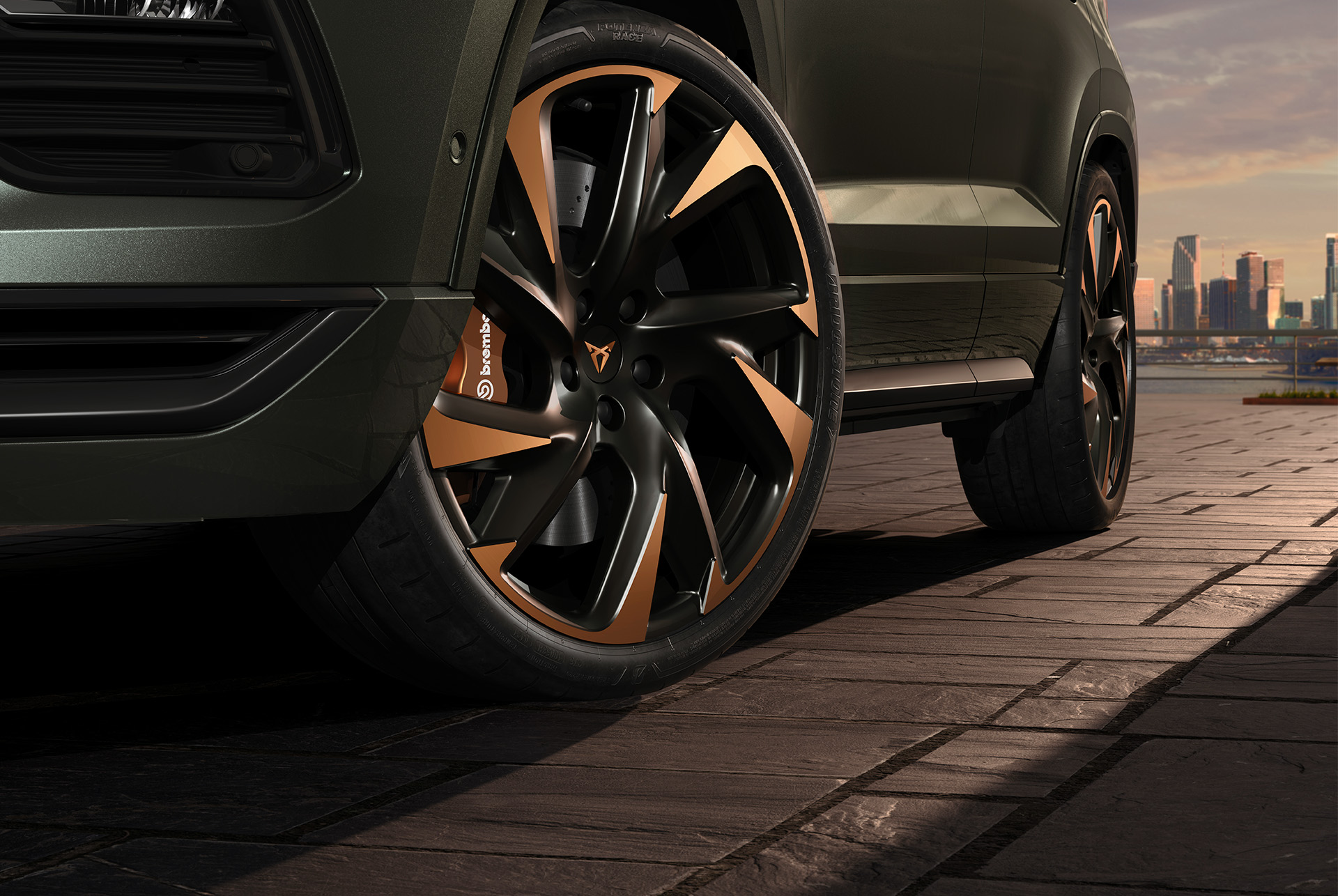 Gros plan sur les jantes 20″ Copper de la CUPRA Ateca Tribe Edition avec freins performants et étriers Brembo à l'avant.