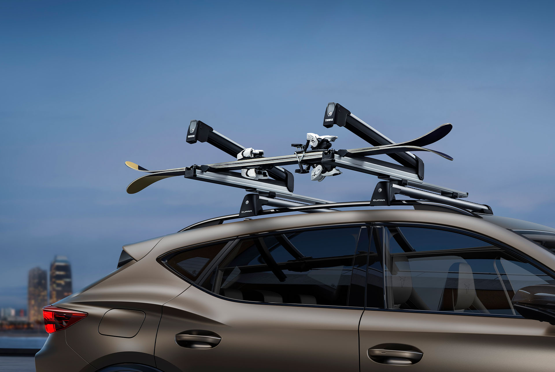 Nouveau CUPRA Formentor 2024 en century bronze matt avec extension de porte-skis thule.