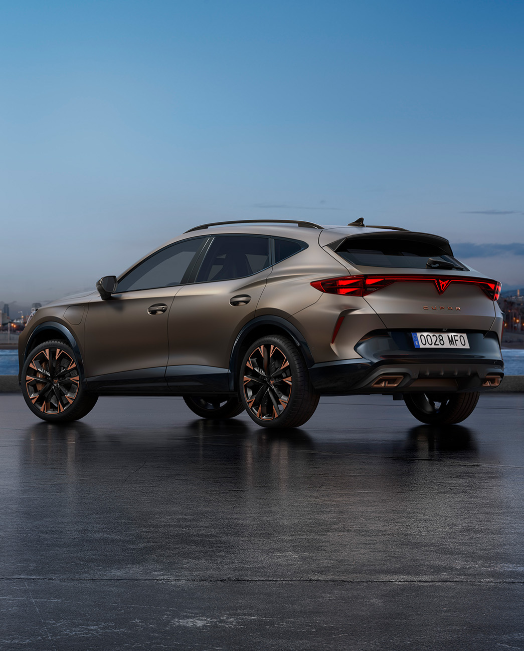 Un nouveau CUV CUPRA Formentor 2024 century bronze matt garé sur une promenade au bord de l'eau au crépuscule. L'arrière-plan représente un paysage urbain avec des gratte-ciel et des palmiers illuminés par la lumière déclinante du jour.