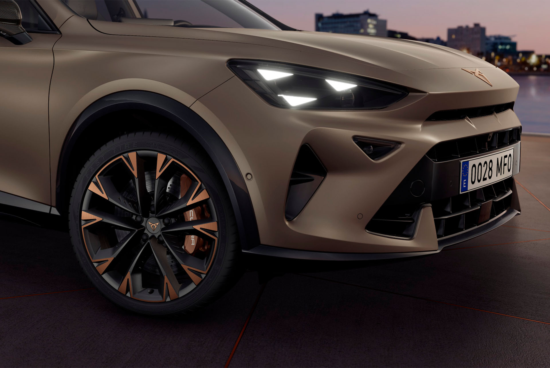 Vue extérieure du nouveau CUPRA Formentor 2024 : jantes cuivrées, freins Akebono, rétroviseur latéral, pneus, phares LED au design triangulaire et logo CUPRA.