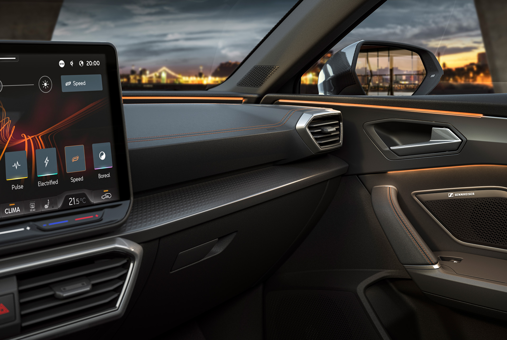 new Cupra Leon 2024 edge equipment upgrade technology, ambient lighting and infotainment system. Système avancé sans clé, système antivol et caméra de recul.