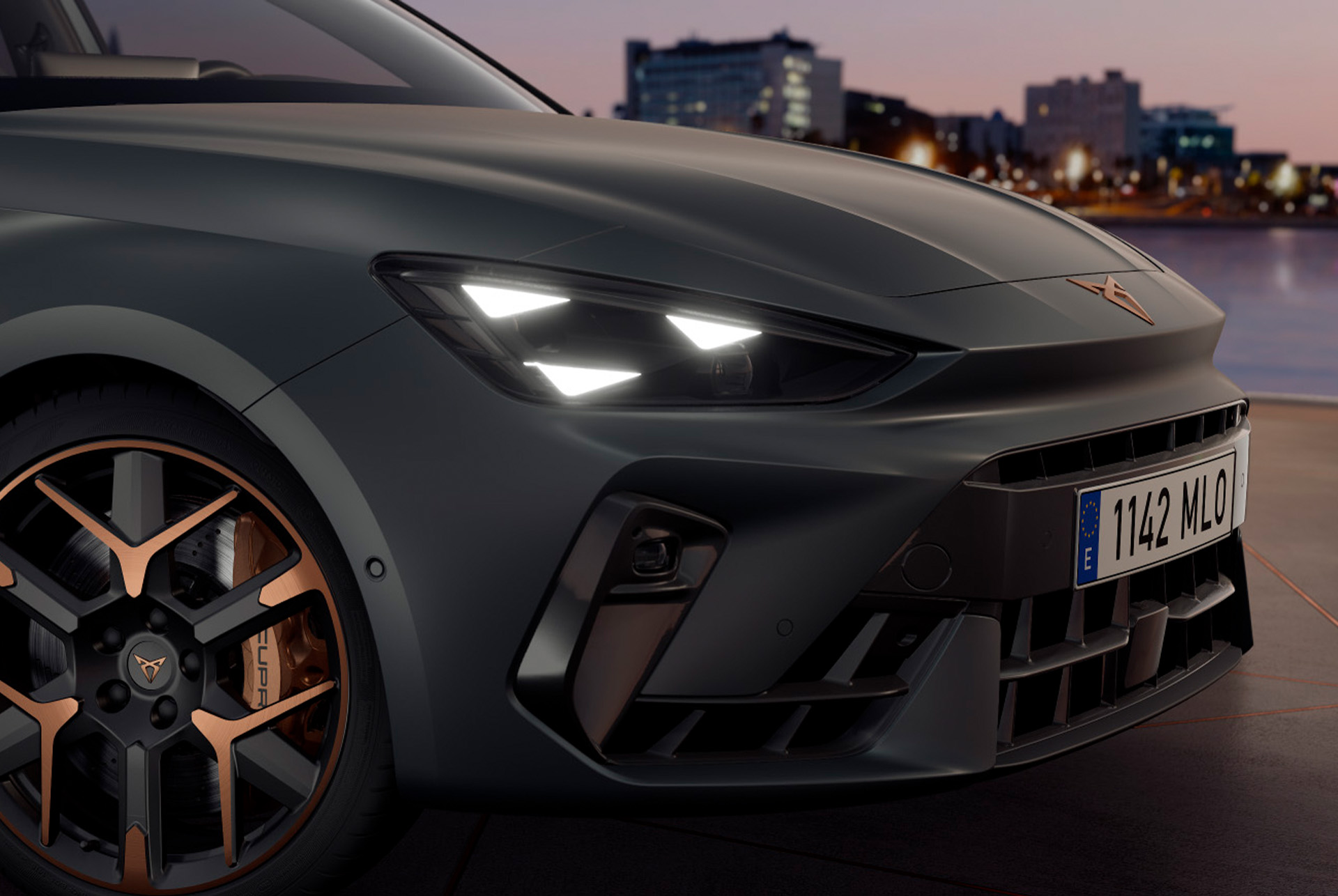 nouvelle technologie Cupra Leon 2024 phev car, matrix led headlights, forged wheels with copper accents and brembo brakes.