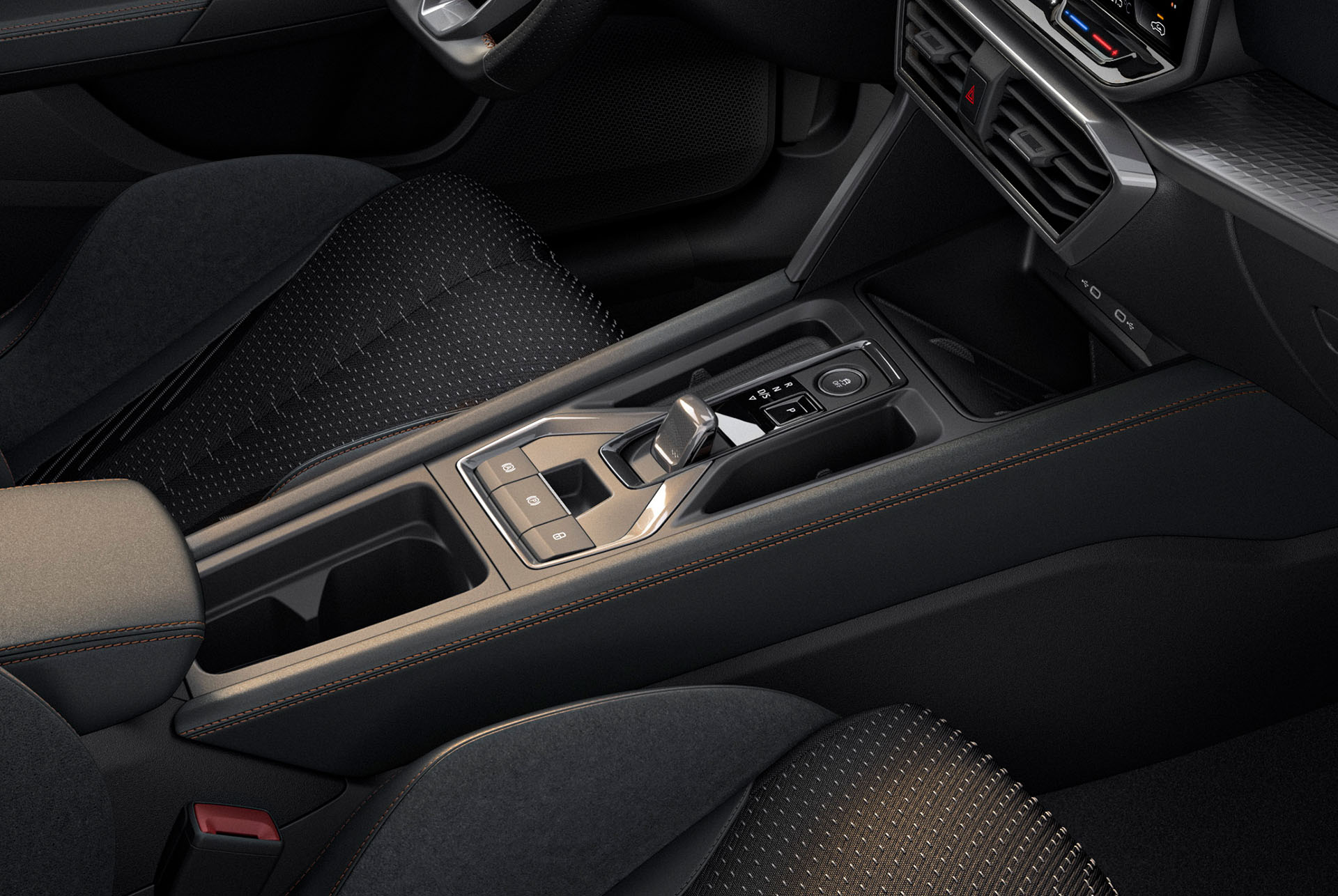 gros plan sur le design intérieur de la nouvelle voiture hybride Cupra Leon 2024 : console centrale, commandes cupra connect, surpiqûres cuivrées, garnitures noires et métallisées.