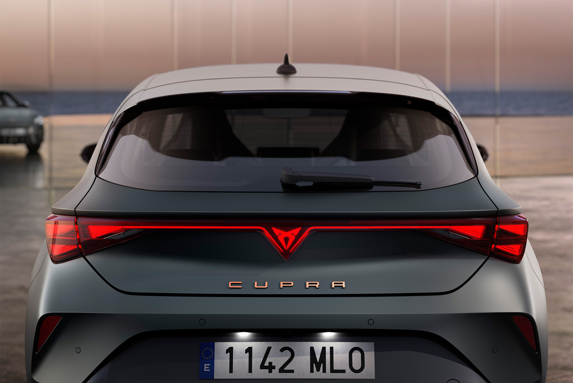 vue du coffre et des feux arrière de la nouvelle CUPRA Leon 2024 hybride, éclairage à LED, logo CUPRA à LED intégré.