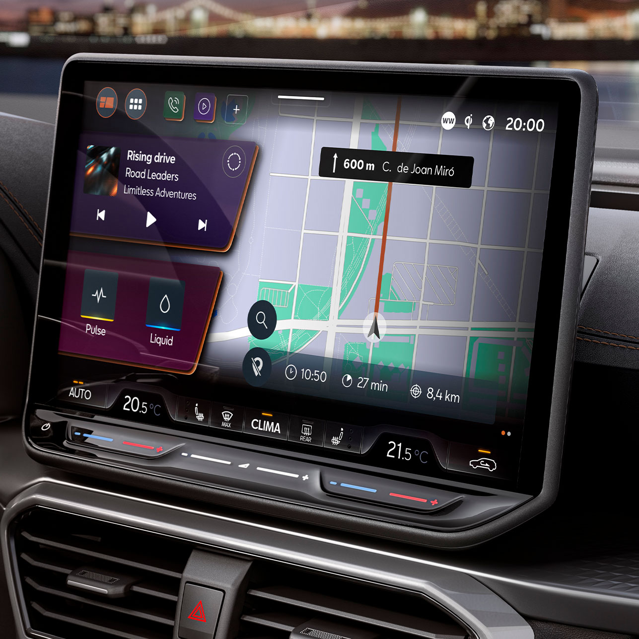 vue du tableau de bord de la nouvelle Cupra Leon Sportstourer 2024, écran du système d'infodivertissement avec Cupra connect plus, pour trouver les stations de recharge PHEV, les alertes trafic en temps réel, les stations de recharge et les parkings.