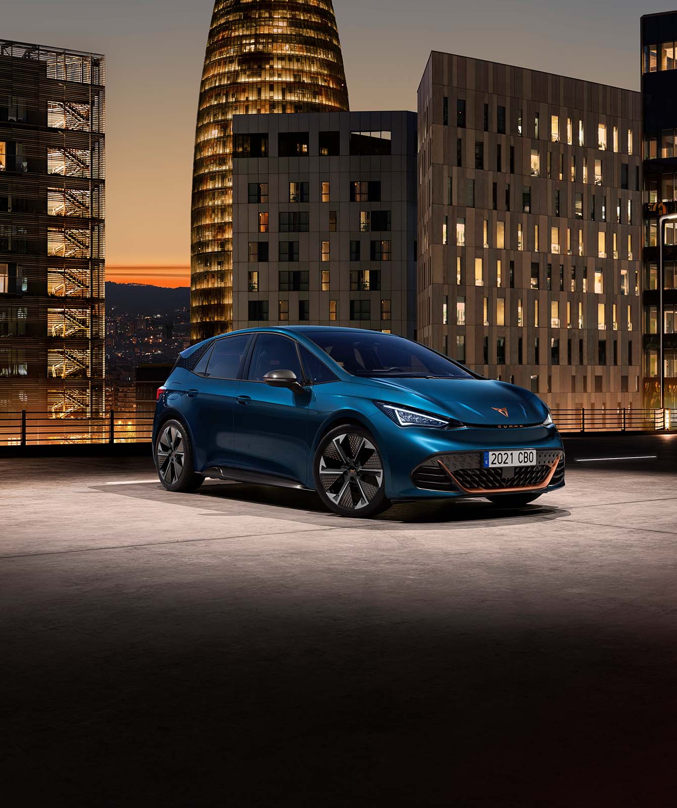 electric%20cupra%20born%20in%20aurora%20blue%20during%20the%20night%20in%20barcelona